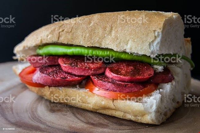 Izgara sucuk ekmek yarım